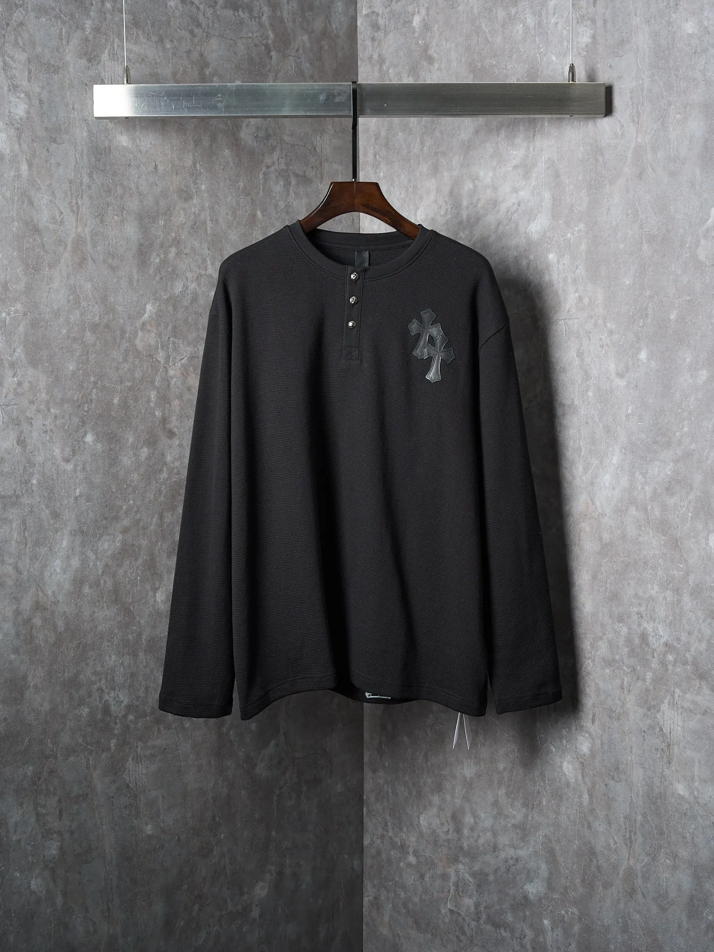P340 Actual hanging auction] Chrome Hearts/Chrome Hearts Waffle Cross Leather Appliqué Silver Button Long Sleeves [Ready Stock] S M L XL Customized Pure Cotton Waffle Yawei with Fine Texture, Softness and Moisture. The calmness of black and the flexibility of waffle complement each other. The Chrome Hearts Cross leather decoration on the chest becomes the ultimate interpretation of the dark Gothic style. The hand-stitched logo button is like a miniature work of art, which is more noble and elegant. The iron plate with the logo on the back sways slightly as the body swings, adding a sense of movement and vitality. It is unobtrusive but has an indescribable aura. It interprets the perfect blend of retro and luxury. It adopts imported machine appliqué embroidery technology and uses advanced computer control systems and precise mechanical components to realize the Chrome Hearts cross leather appliqué operation. It presents an embroidery effect with both clarity and three-dimensionality. The fabrics have been washed and have a better hand feel. They are not easy to deform, shrink or fade. Maintains long-lasting beauty with a loose fit